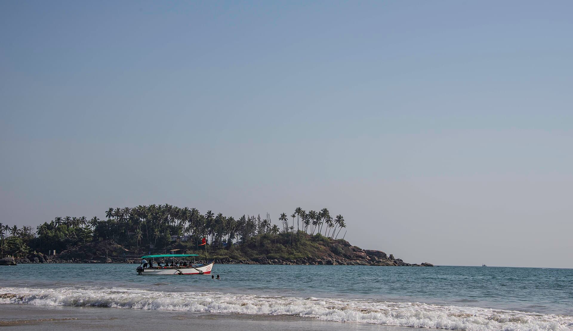 Surf breaking on Palolem beach in south Goa